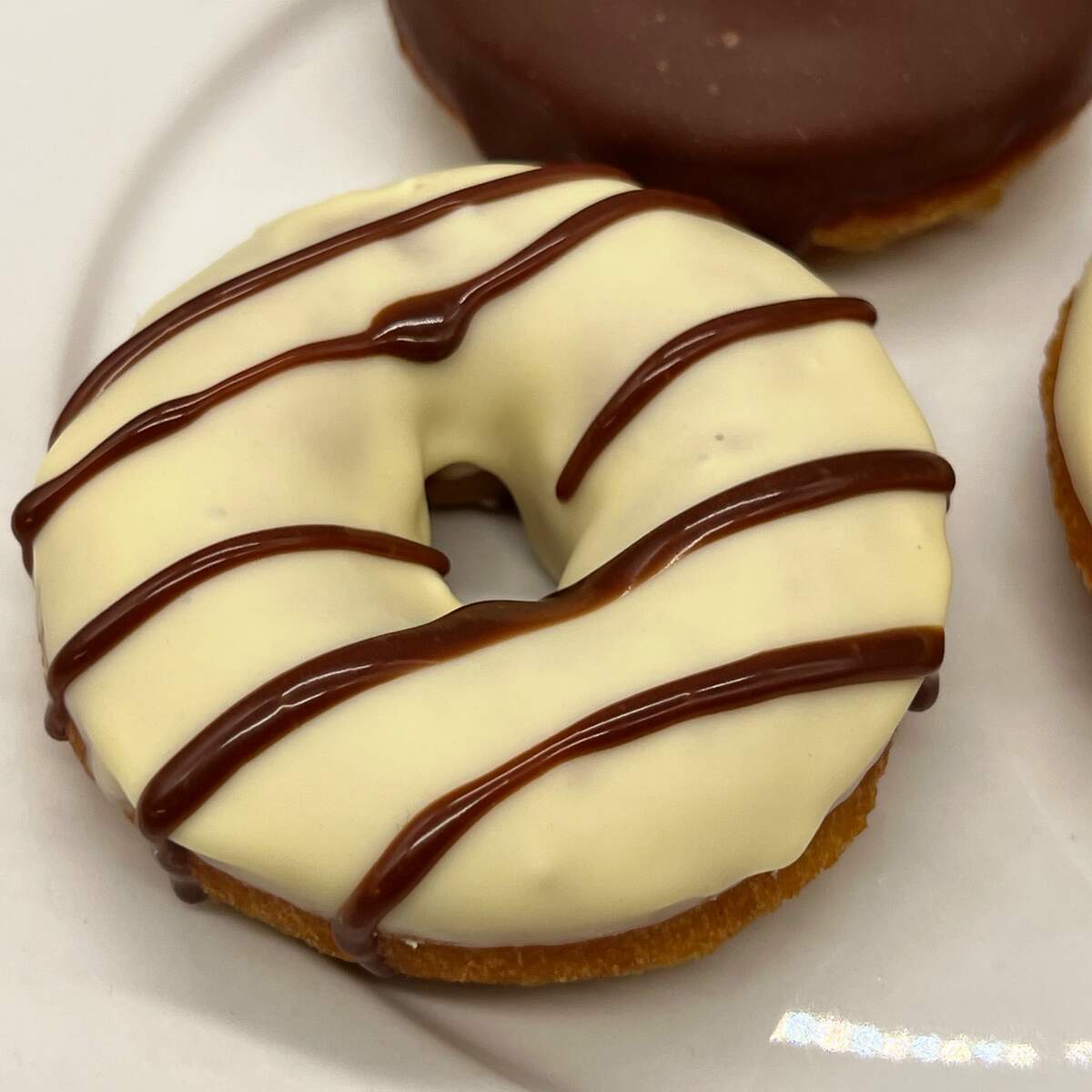 Donut mit weißer Schokolade und Milchschoko-Dekor